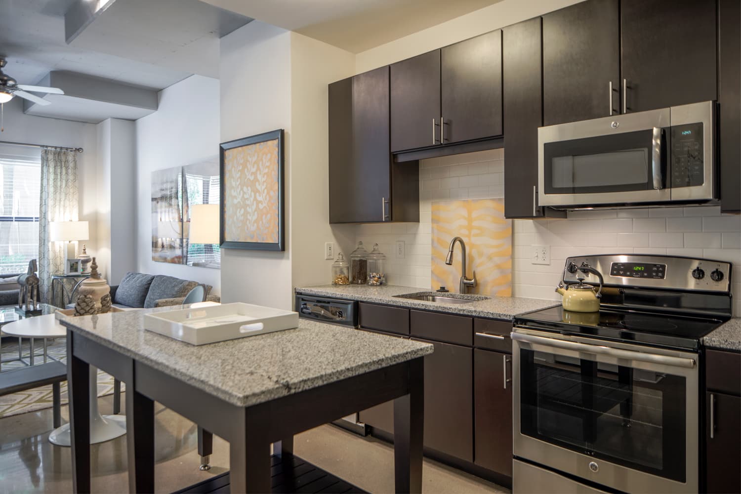 The Julian at Fair Lakes : Kitchen