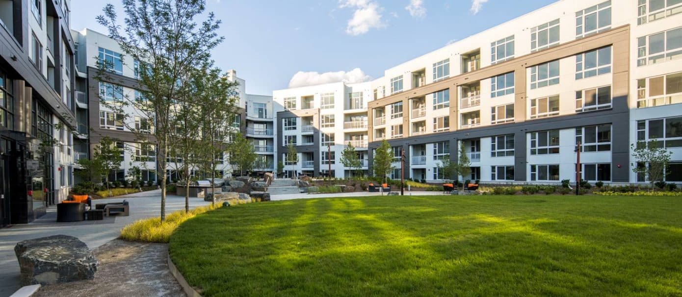 Anthem House luxury apartment lawn courtyard in Baltimore, MD.