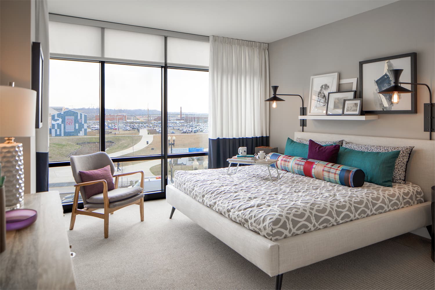 insignia on m : Light filled bedrooms with floor-to-ceiling glass windows offering gorgeous waterfront views.