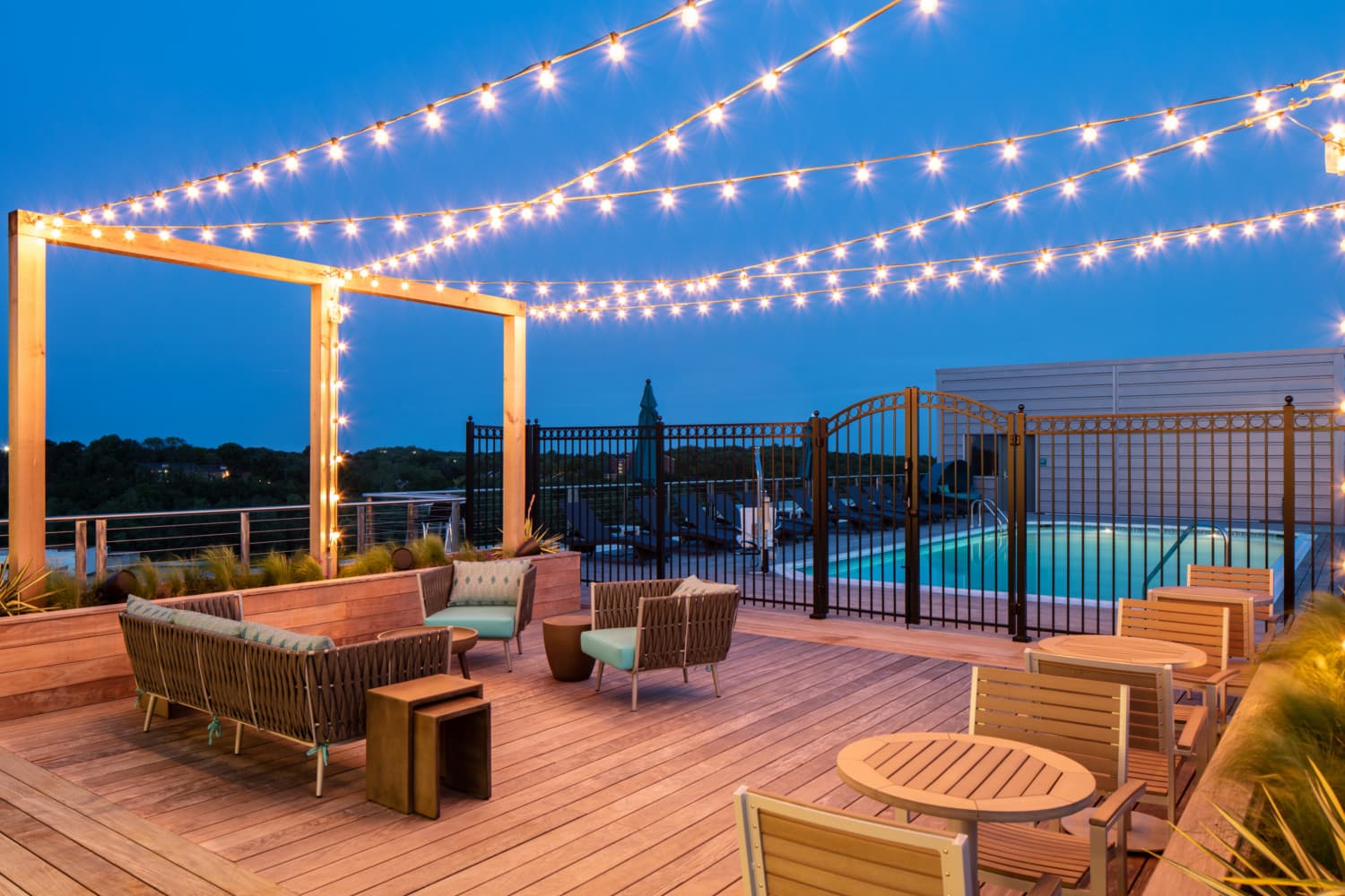 Lakehouse : ROOFTOP LOUNGE DUSK