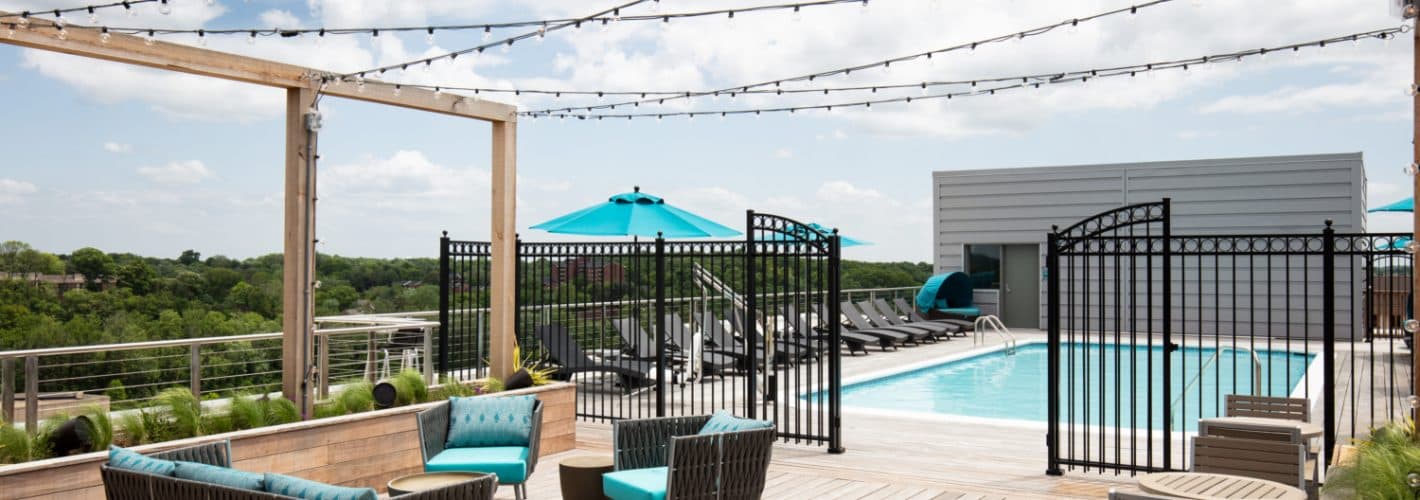 Lakehouse : POOL SUNDECK