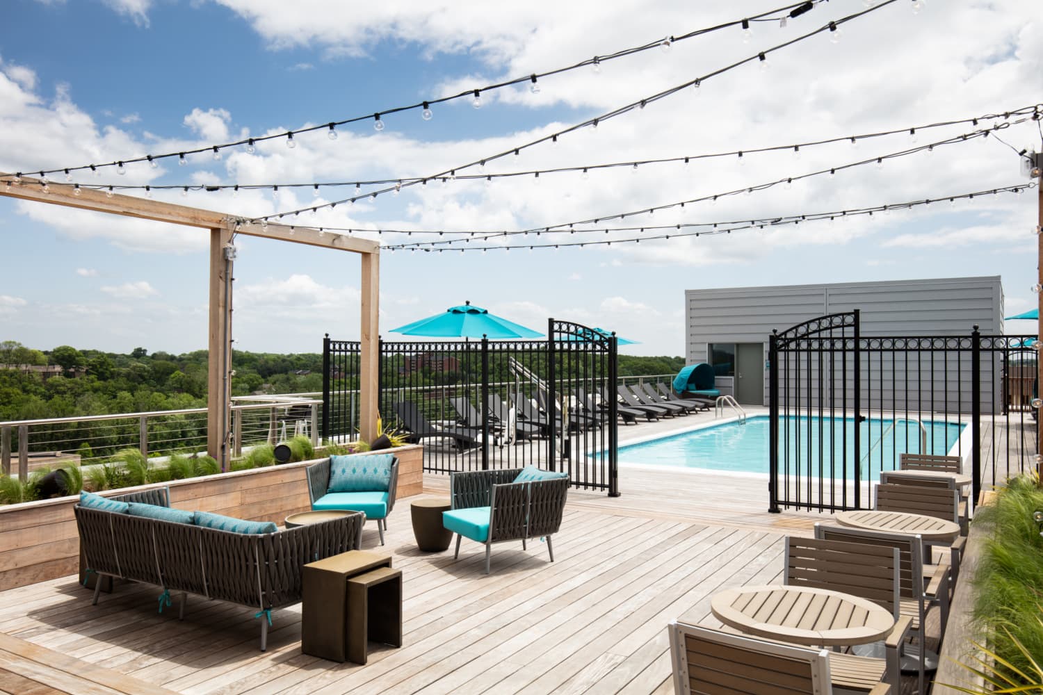 Lakehouse : POOL SUNDECK
