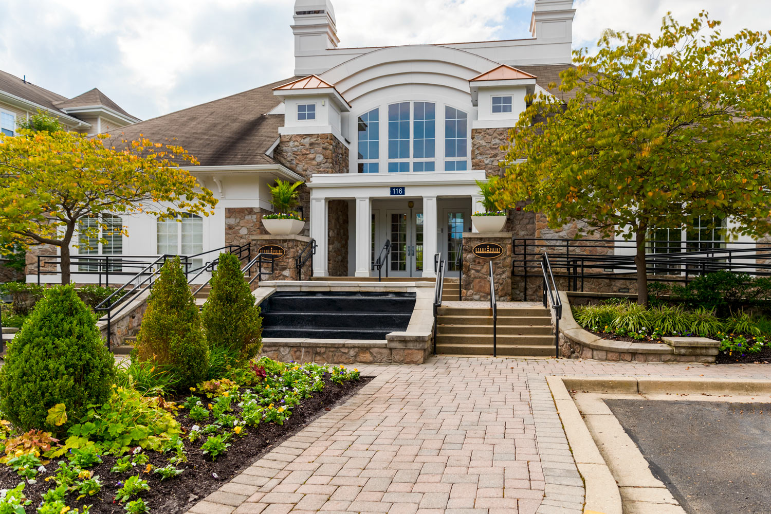 Stone Point Apartments : Beautifully landscaped entrance