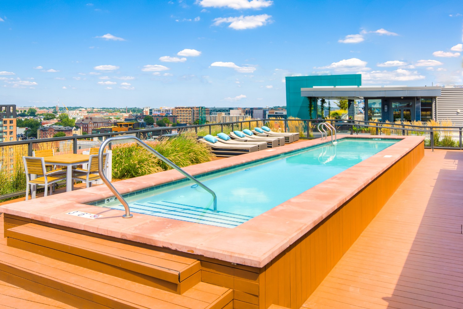 450K : Rooftop Pool