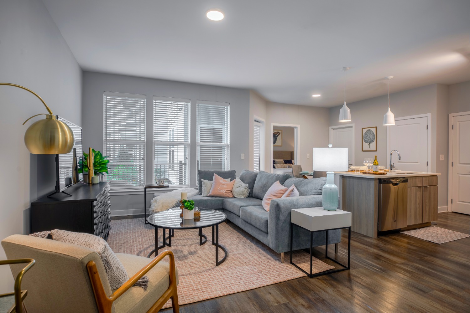 Monarch : One Bedroom Livingroom