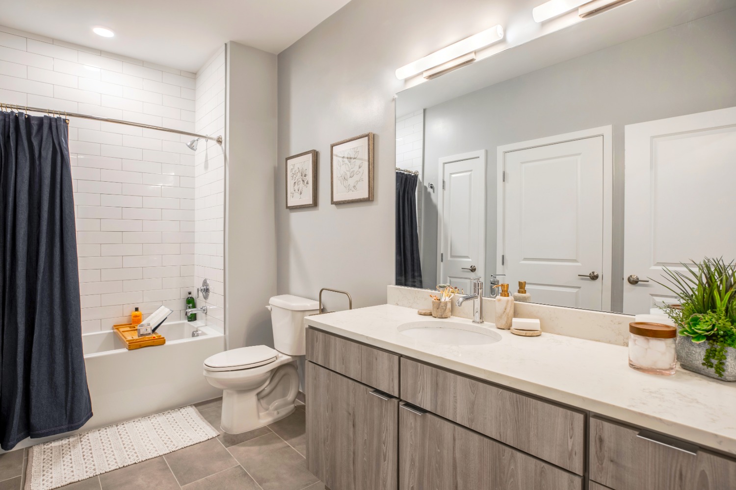 Monarch : One Bedroom Bathroom