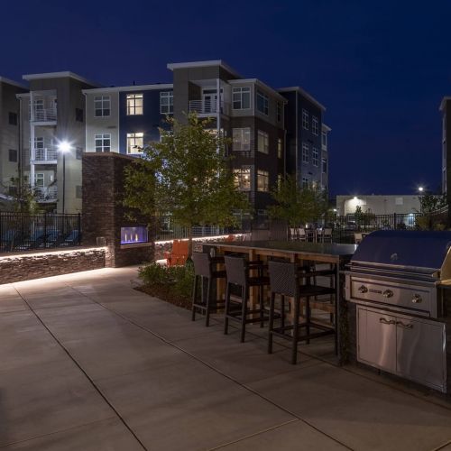 Finish your evening with a grilled meal with friends.