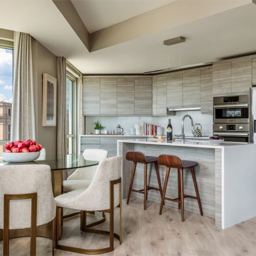 1331 : Kitchen Table