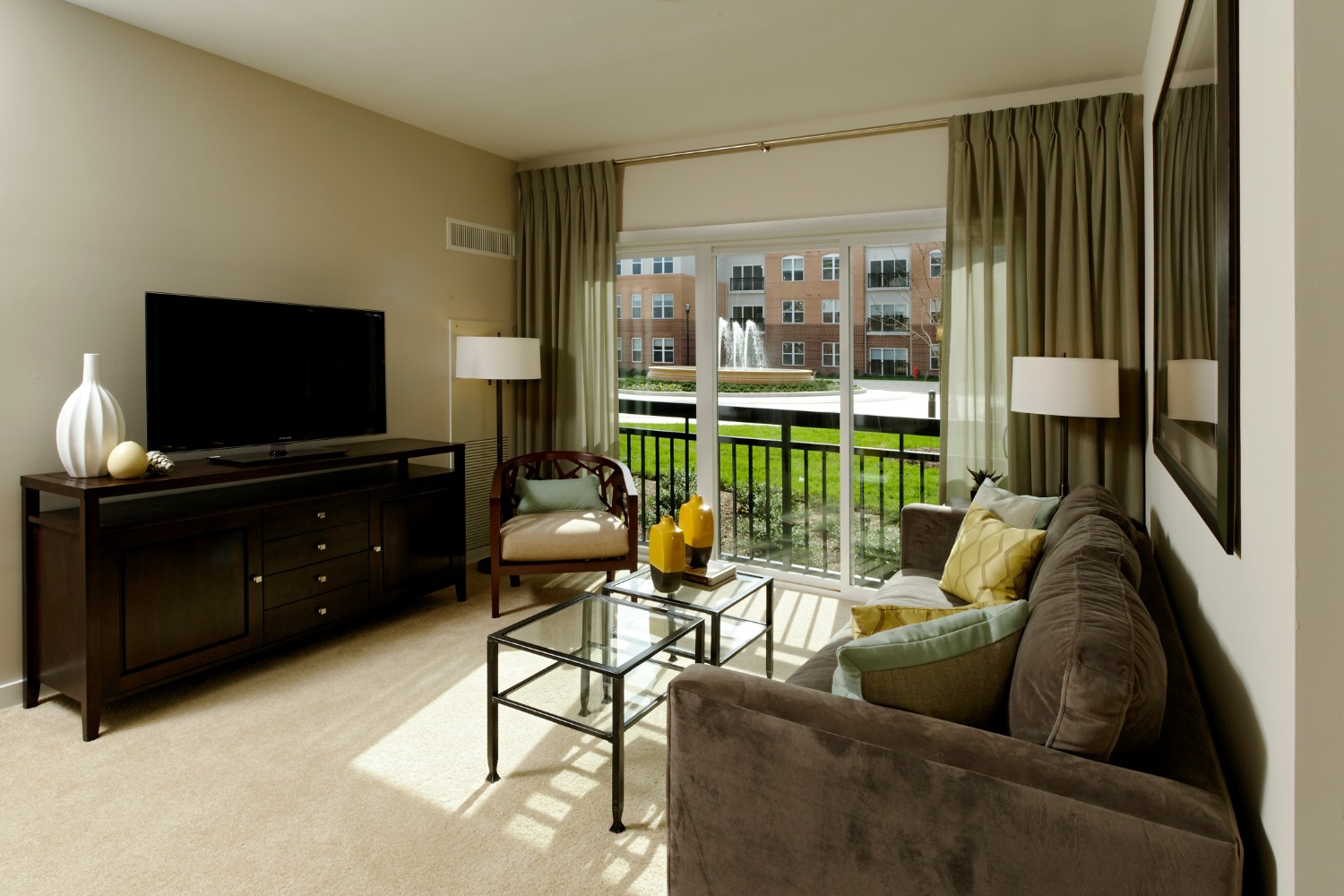Arbors at Baltimore Crossroads : Living Room