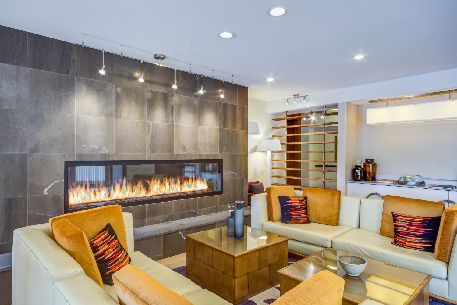 Arbors at Baltimore Crossroads : Fireplace Lounge