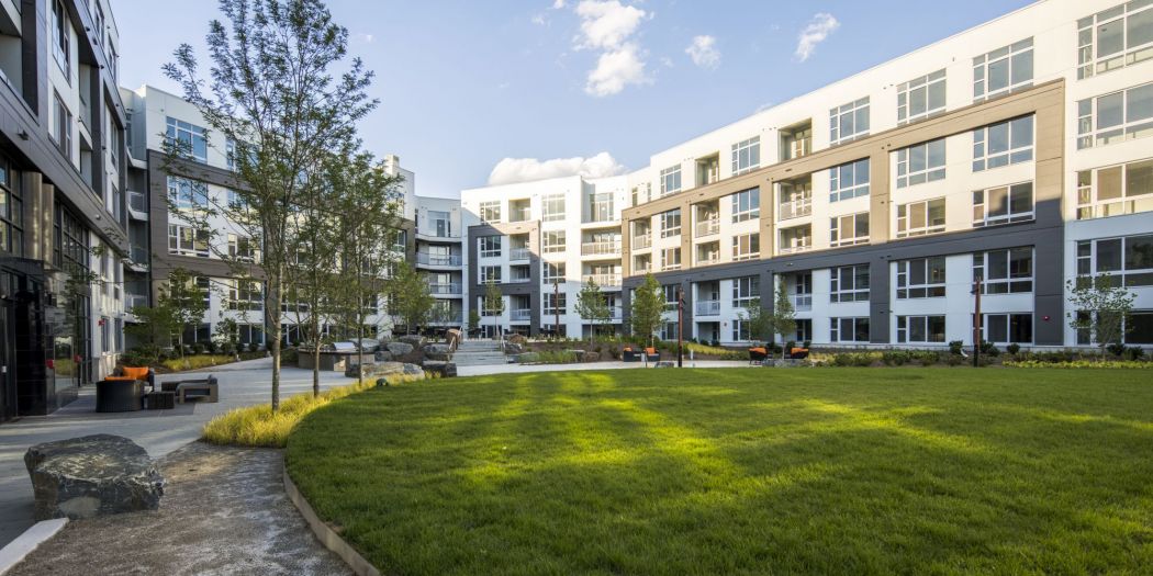 Anthem House luxury apartment lawn courtyard in Baltimore, MD.