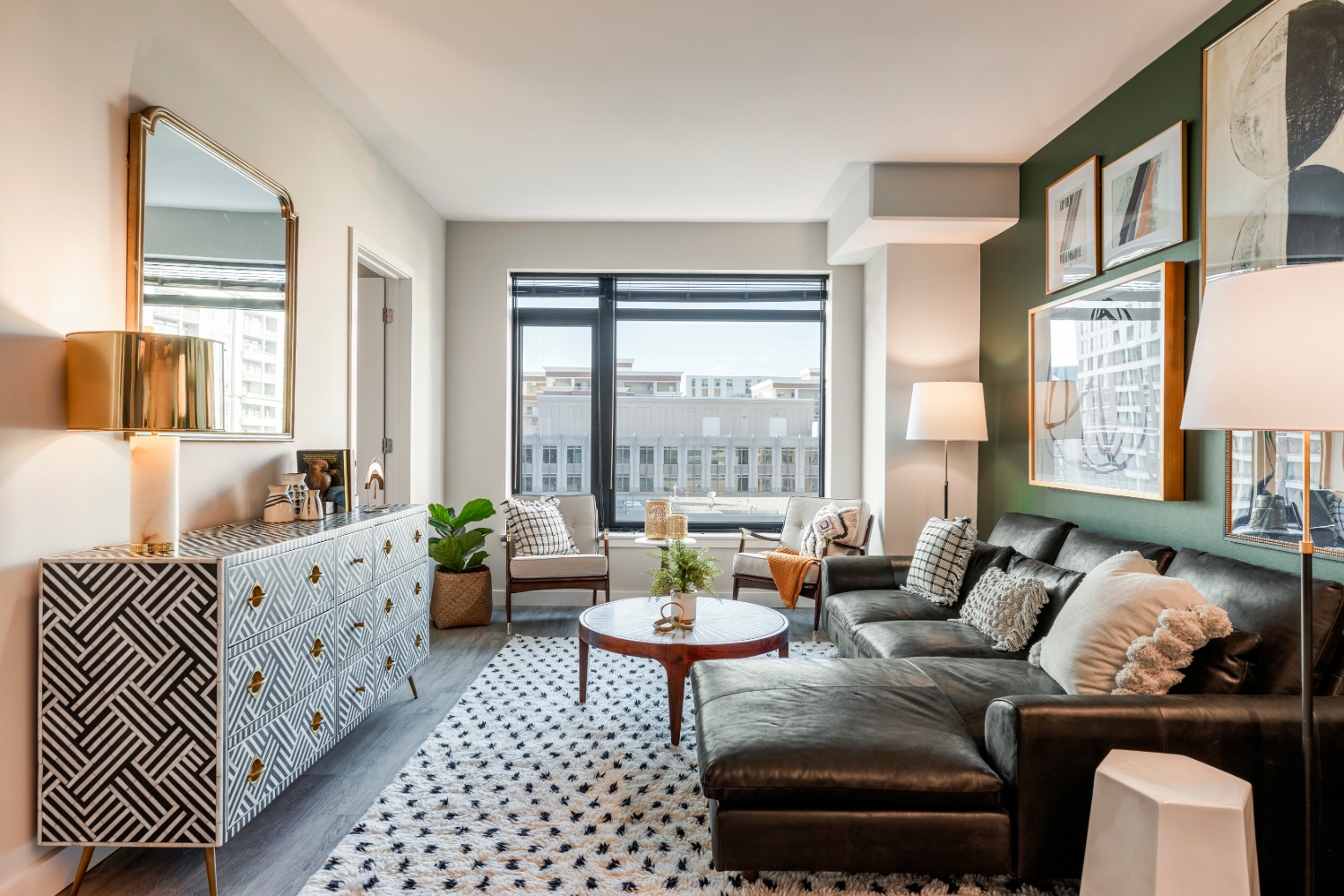 4040 Wilson : Living Room