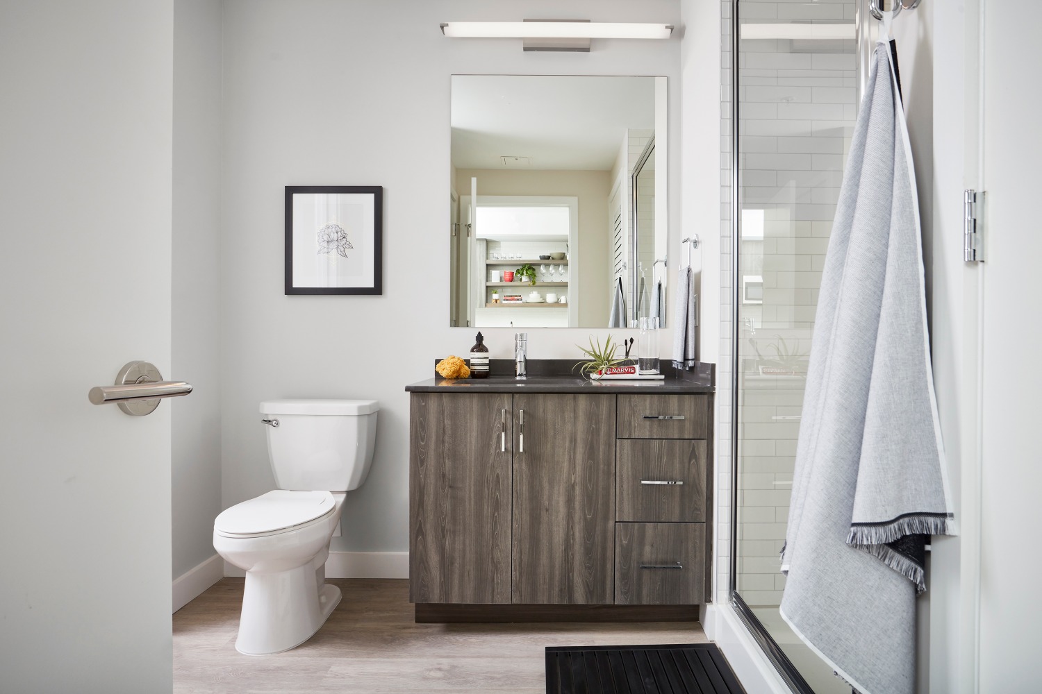 4040 Wilson : Bathroom