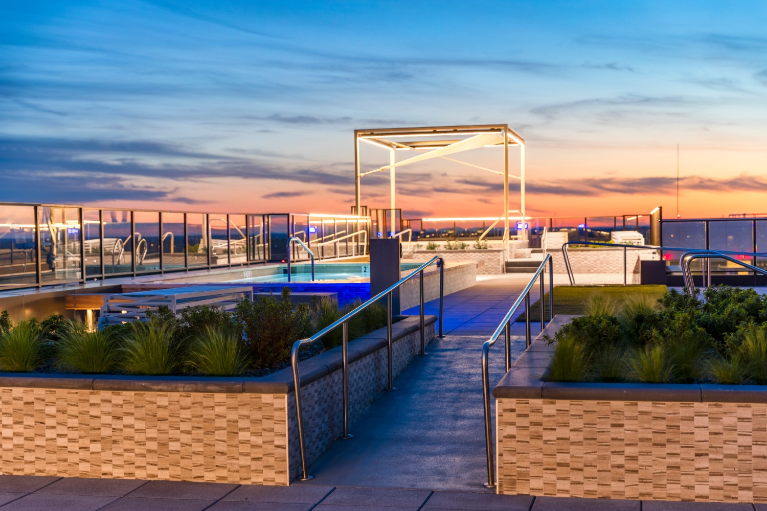 4040 Wilson : Pool