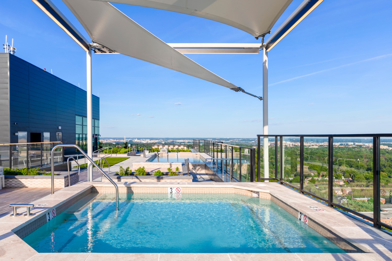 4040 Wilson : Pool