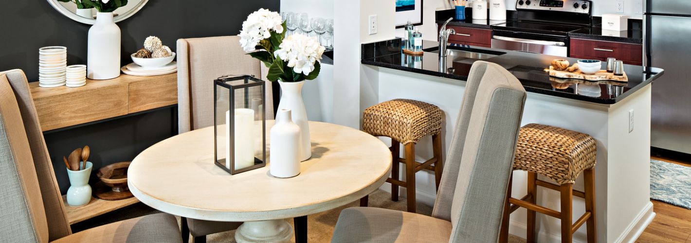 909 : Spacious dining and kitchen areas