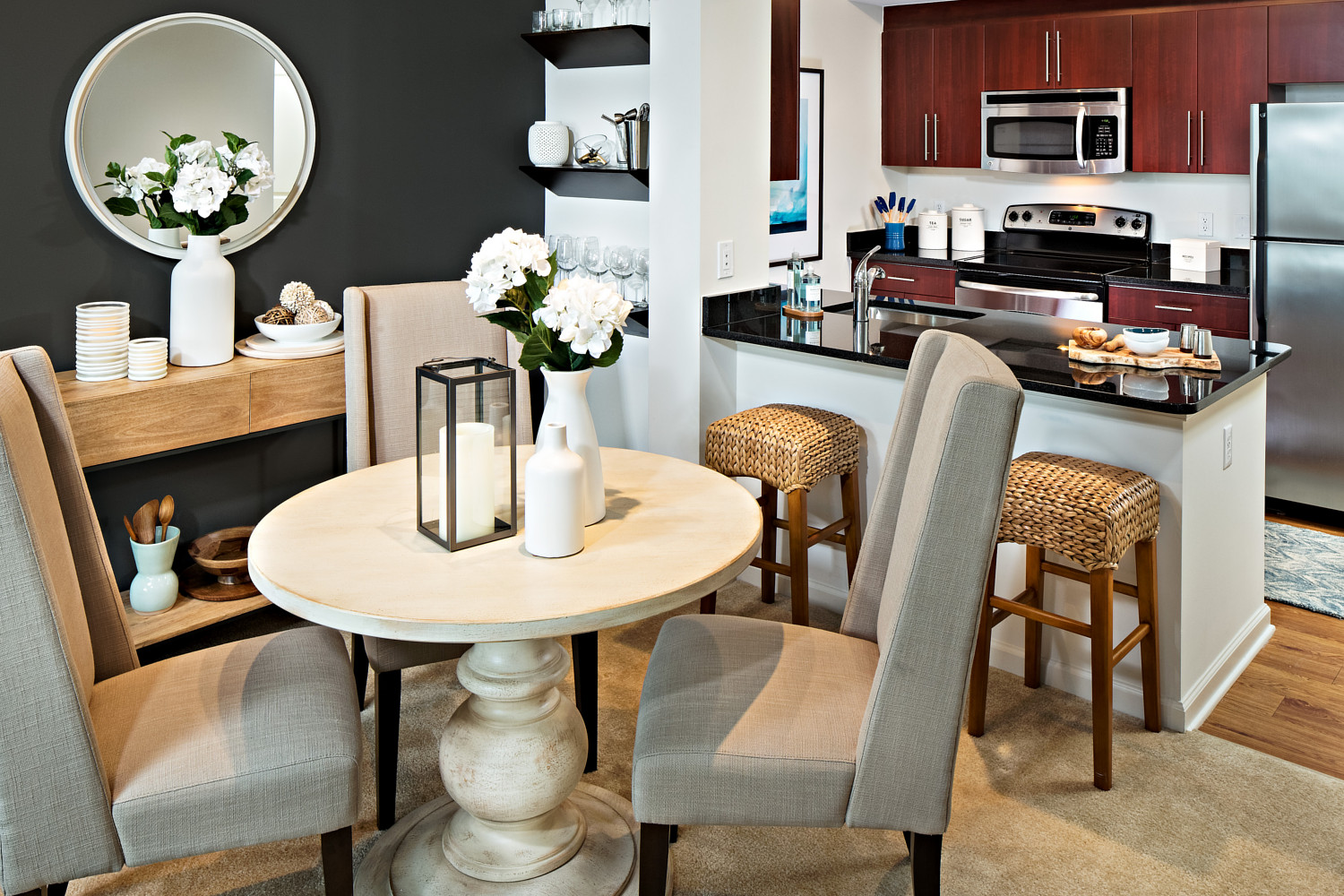 909 : Spacious dining and kitchen areas