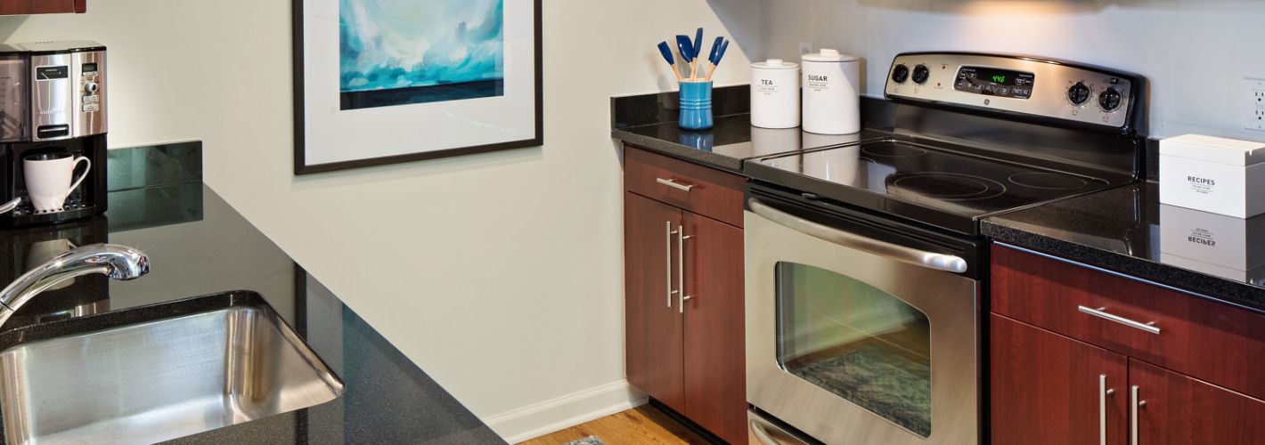 909 : Rich cabinetry and stainless steel appliances
