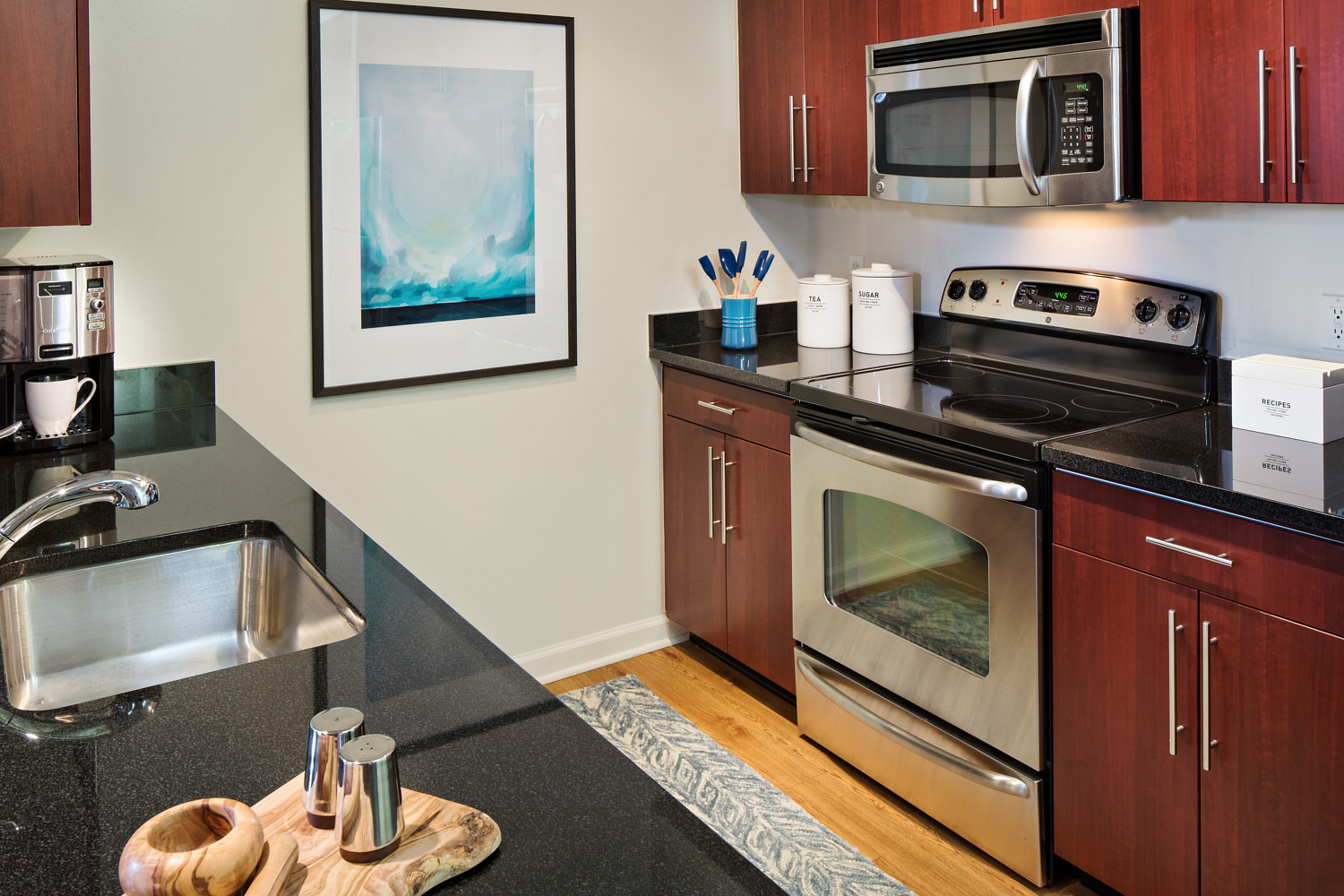 909 : Rich cabinetry and stainless steel appliances