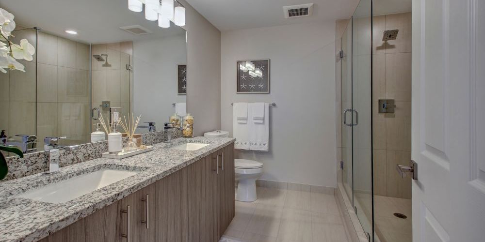5250 Park at Downtown Doral : Bathroom