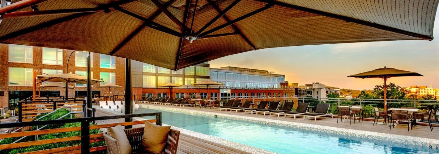 Station House : Rooftop Pool Lounge
