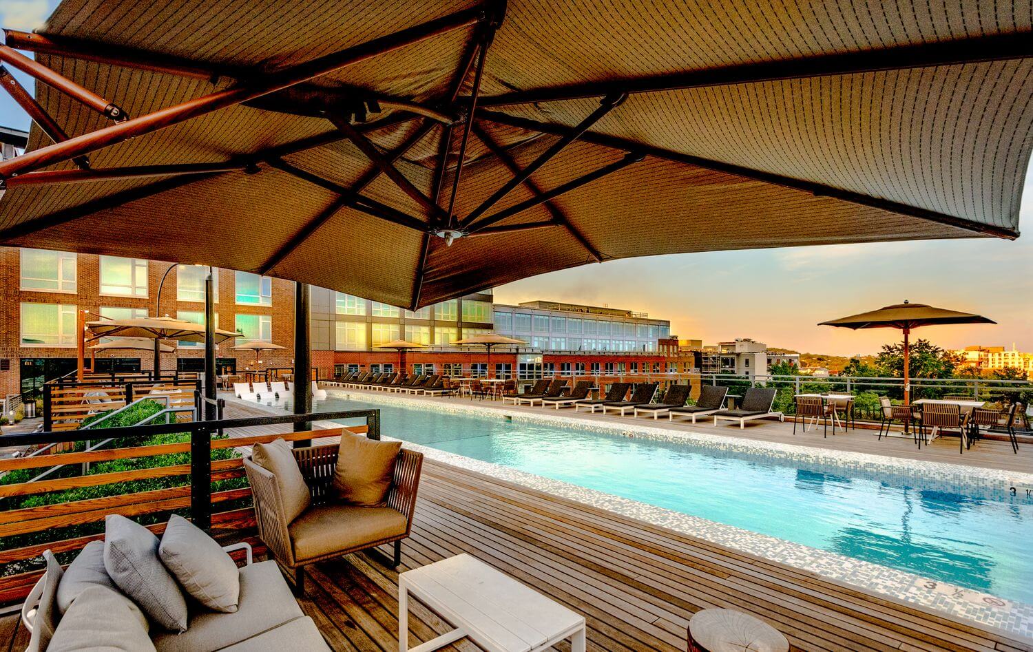 Station House : Rooftop Pool Lounge