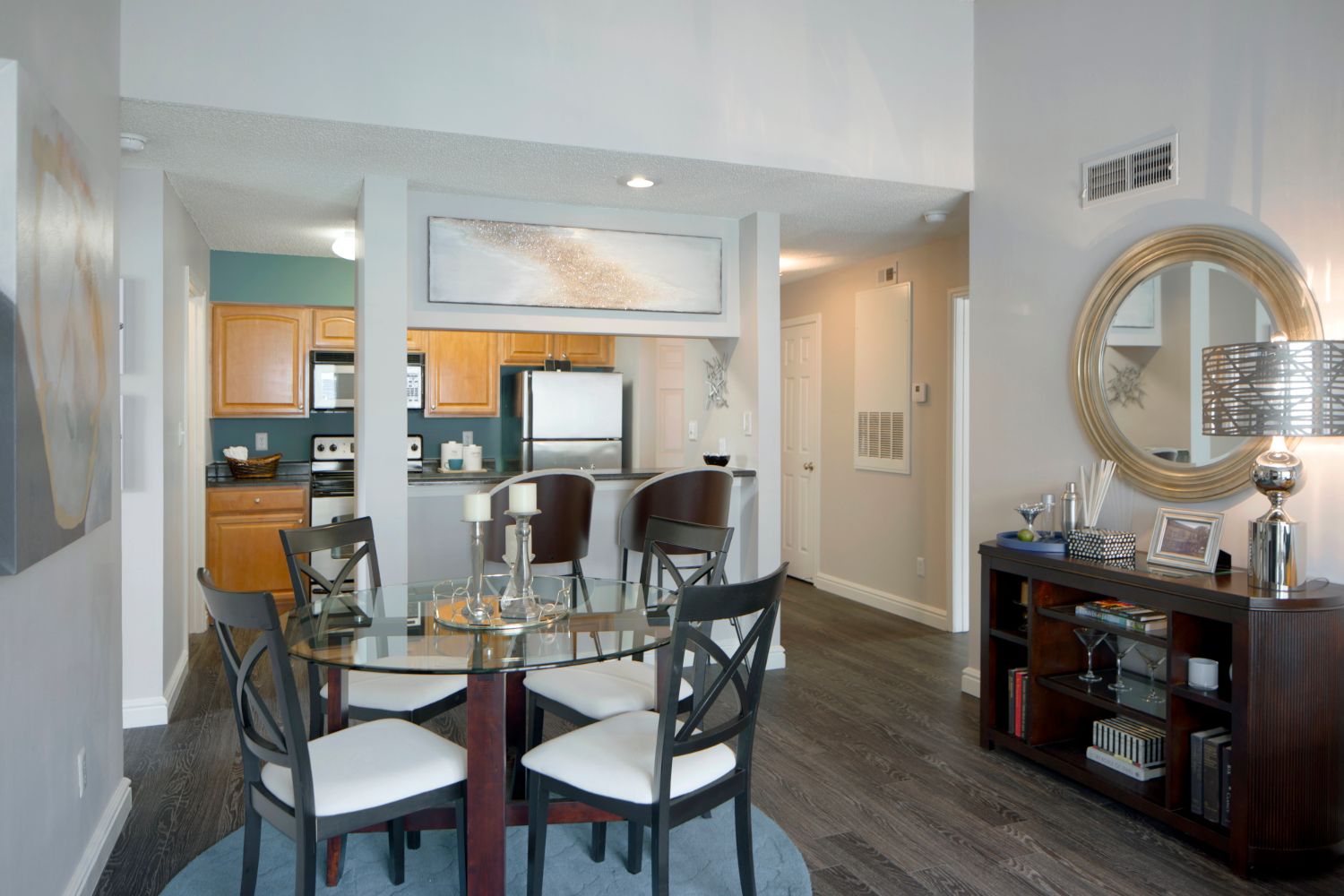 Lakeside Apartments : Dining