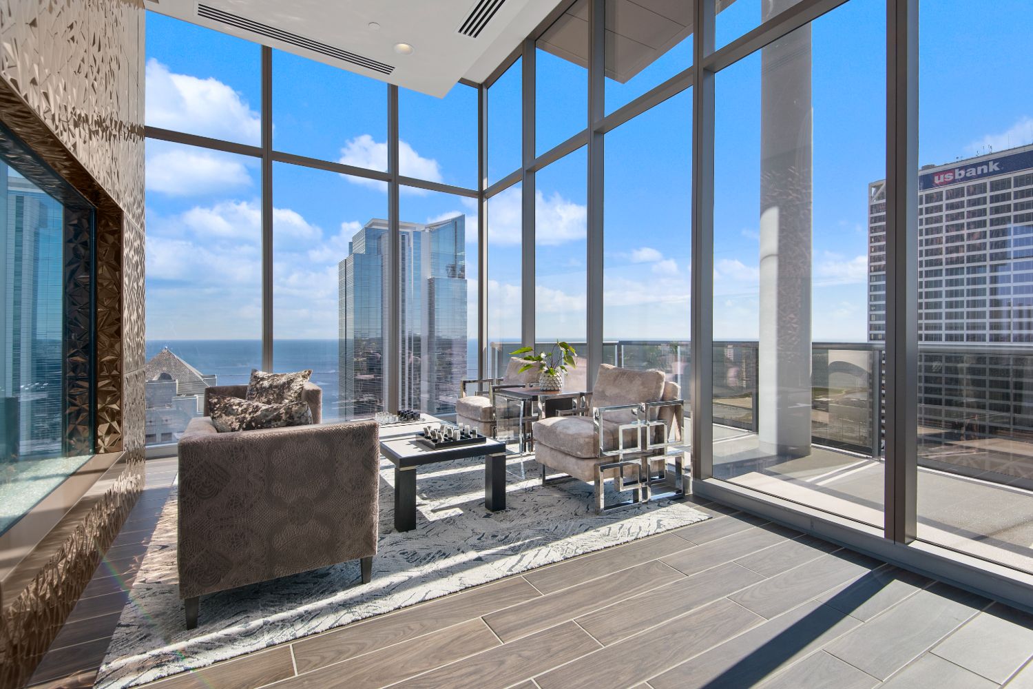 7SEVENTY7 Luxury Apartments in Milwaukee Area Bozzuto