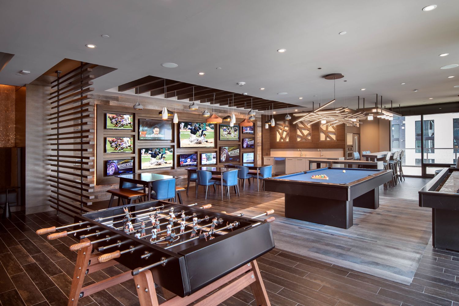 Signature : Relax and kick back in clubroom with HDTV sports wall, kitchen, billiards, shuffleboard, and foosball