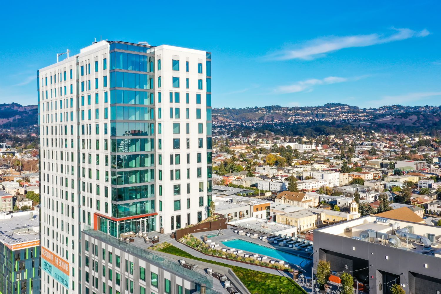 The Skylyne at Temescal : Exterior Building