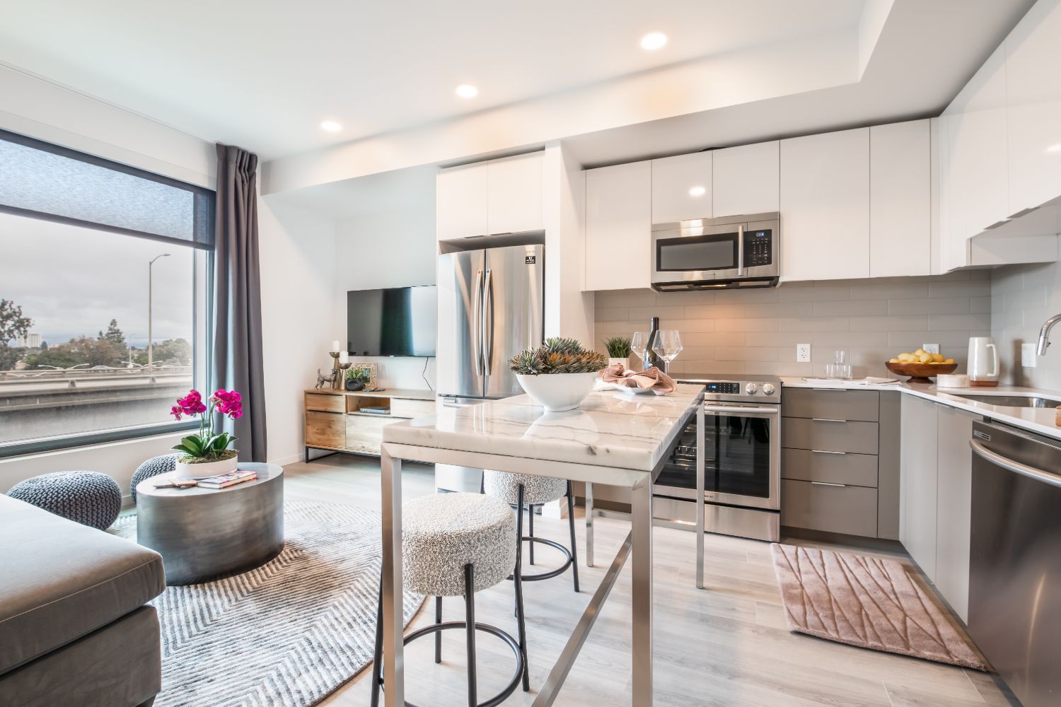 The Skylyne at Temescal : Living and Kitchen