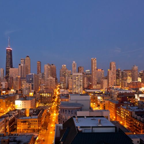 Discover breathtaking views from Parc Huron's 21-story tower. Revel in the energy that runs through the River North Arts and Entertainment District.