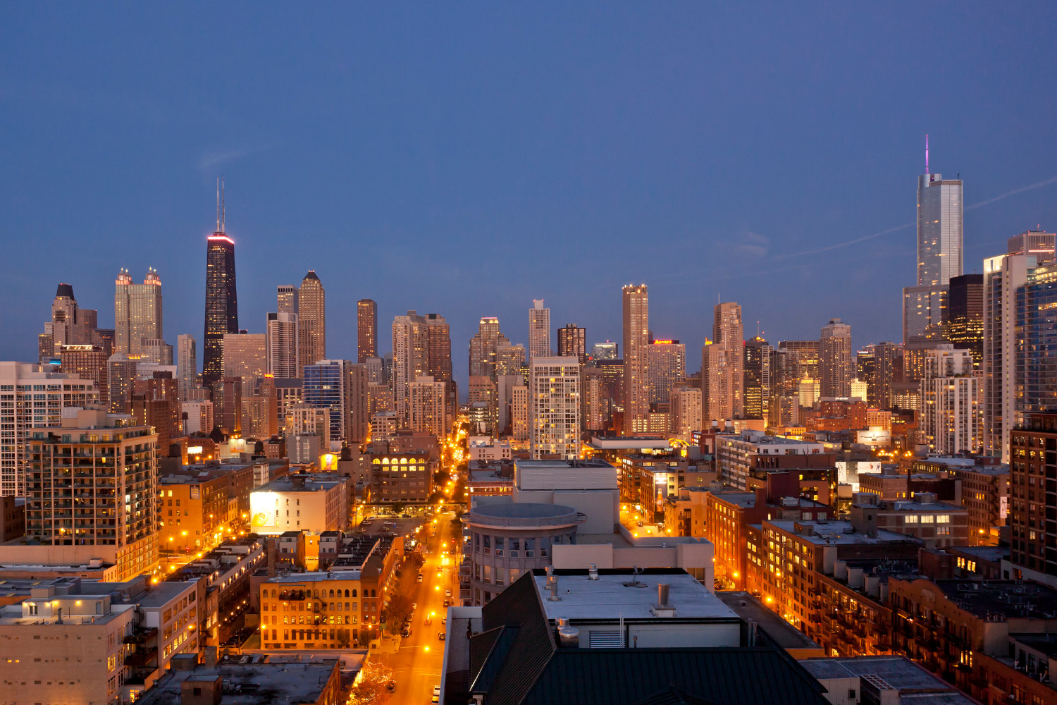 Parc Huron : Discover breathtaking views from Parc Huron's 21-story tower. Revel in the energy that runs through the River North Arts and Entertainment District.