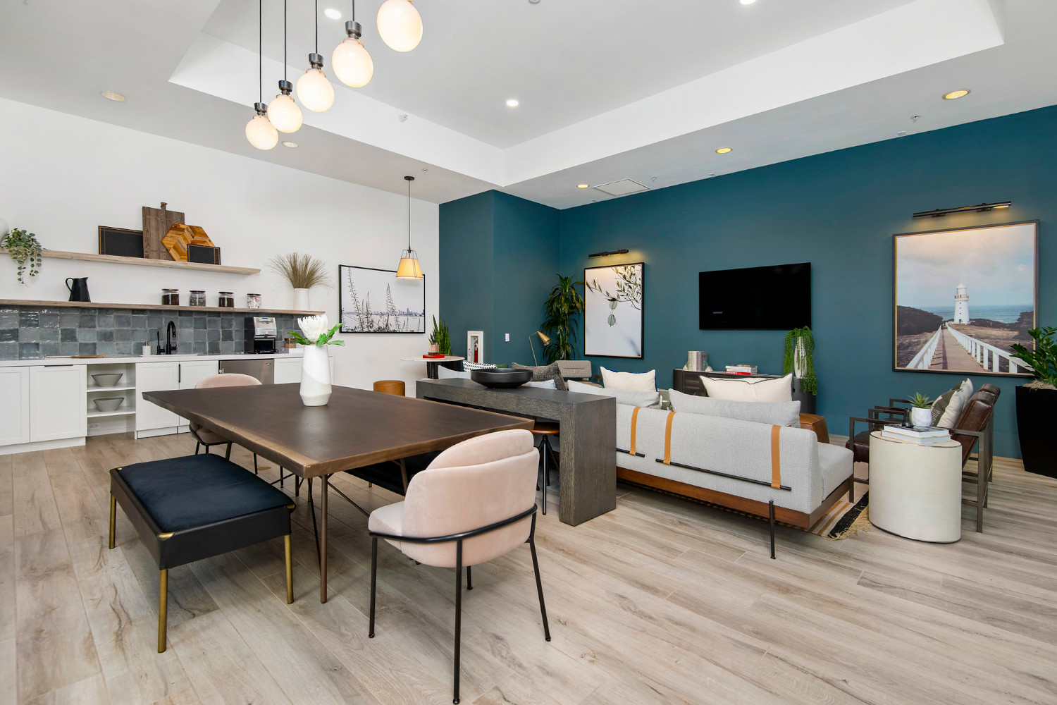 Parc Huron : Community lounge featuring coffee and tea service and full kitchen.