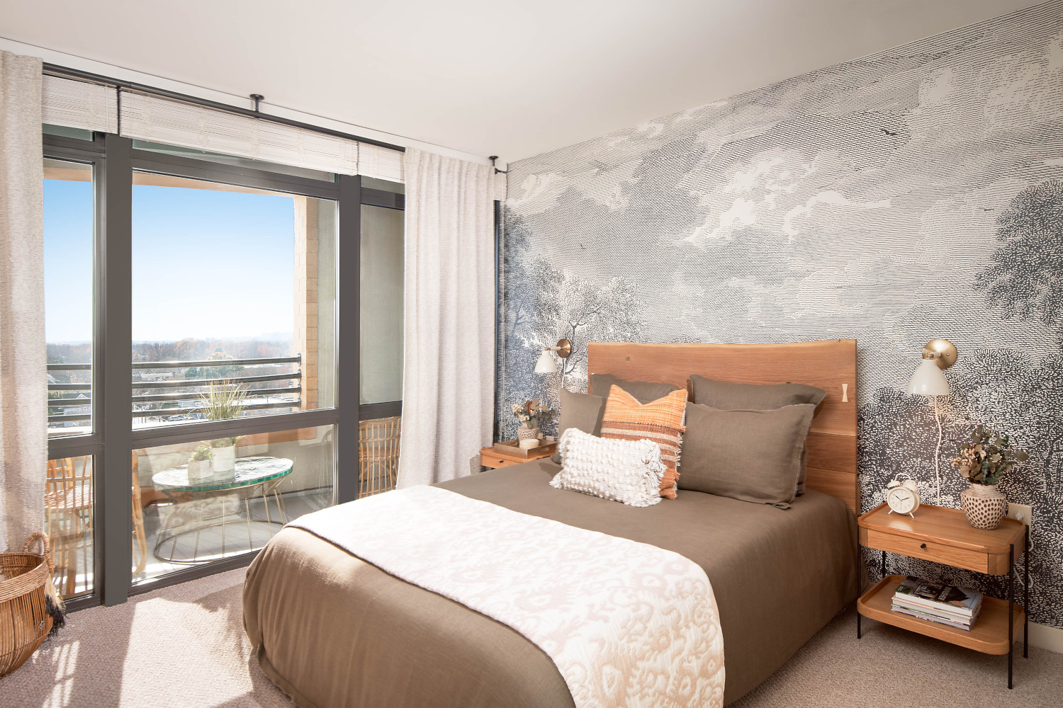 The Beacon Clarendon : Wake up to panoramic floor-to-ceiling views overlooking the city of Arlington. 