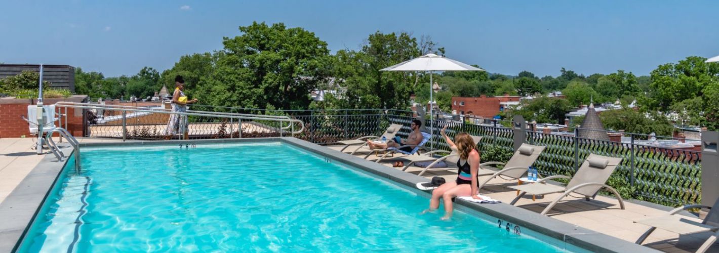 The Residences at Eastern Market : Ample poolside chairs for sunbathing