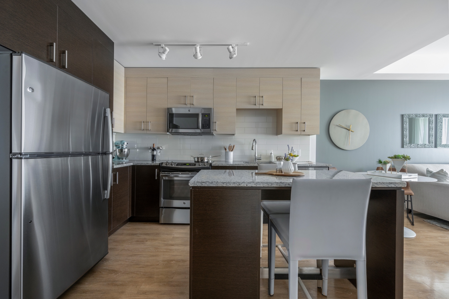 One Greenway : Modern kitchens with GE stainless steel, Energy Star TM appliances.