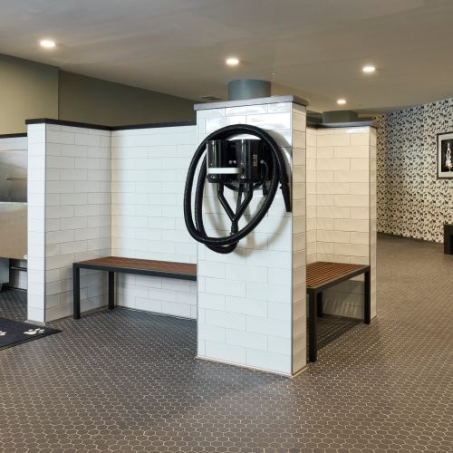 Spacious grooming stations to accommodate all pet sizes