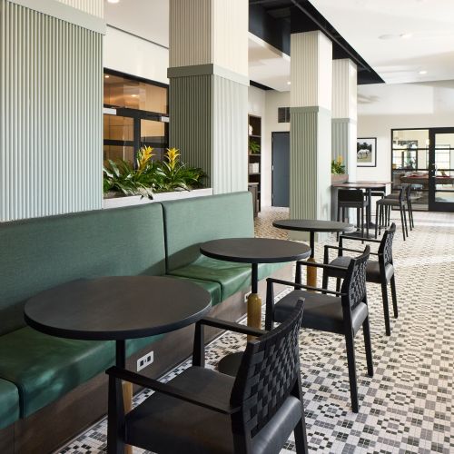 Full-service coworking areas featuring starry internet service