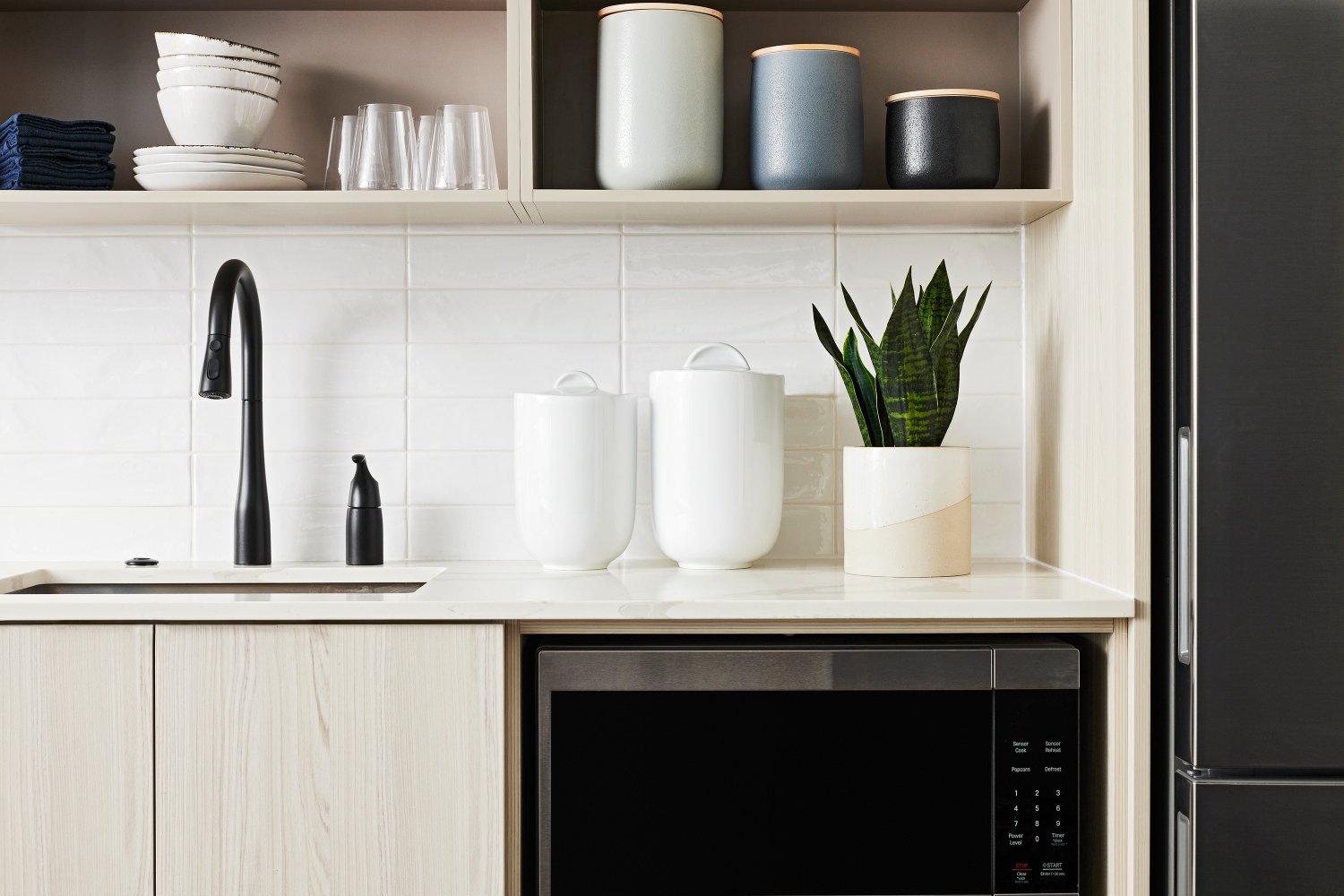 The Tides : Modern finishes featuring stainless steel appliances, ceramic tile backsplashes and designer fixtures.