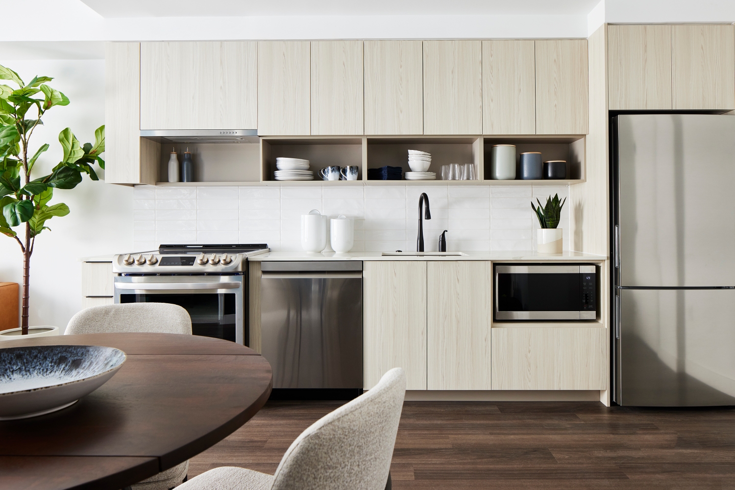 The Tides : Chef-inspired kitchens welcome your culinary imagination.