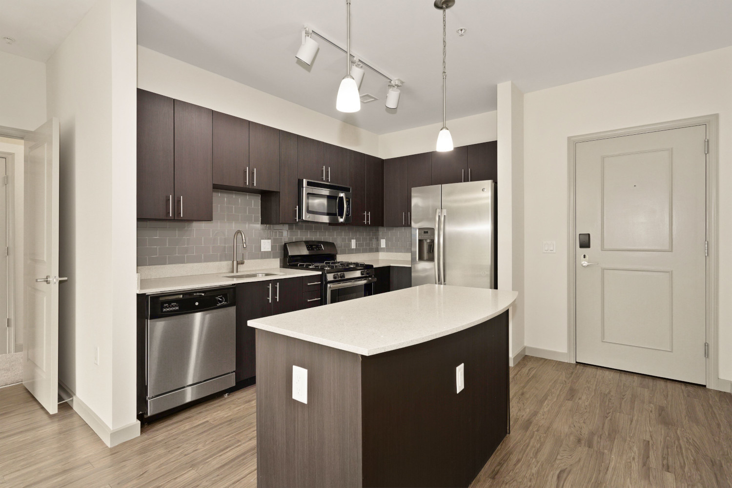 7001 Arlington at Bethesda : Kitchens with stainless steel appliances, ample cabinet storage, and modern tile backsplash