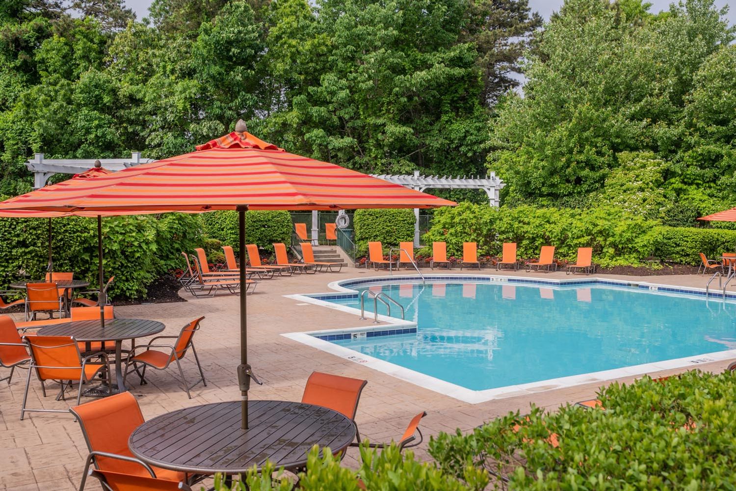 The Point at Pine Ridge : Enjoy your meals poolside with plenty of courtyard seating
