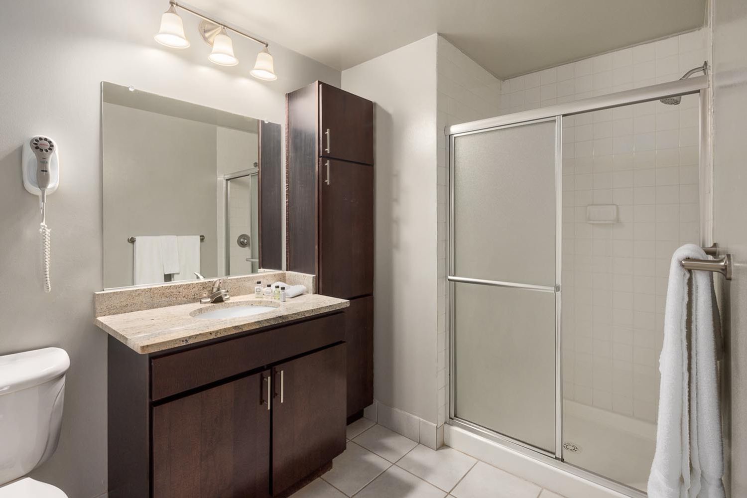 15 Bank Apartments : Bathroom