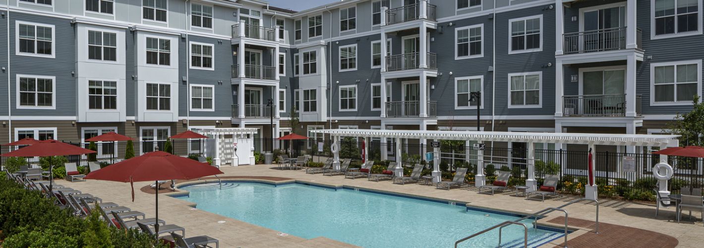 Watertown Mews : Hotel-inspired saltwater pool & sundeck