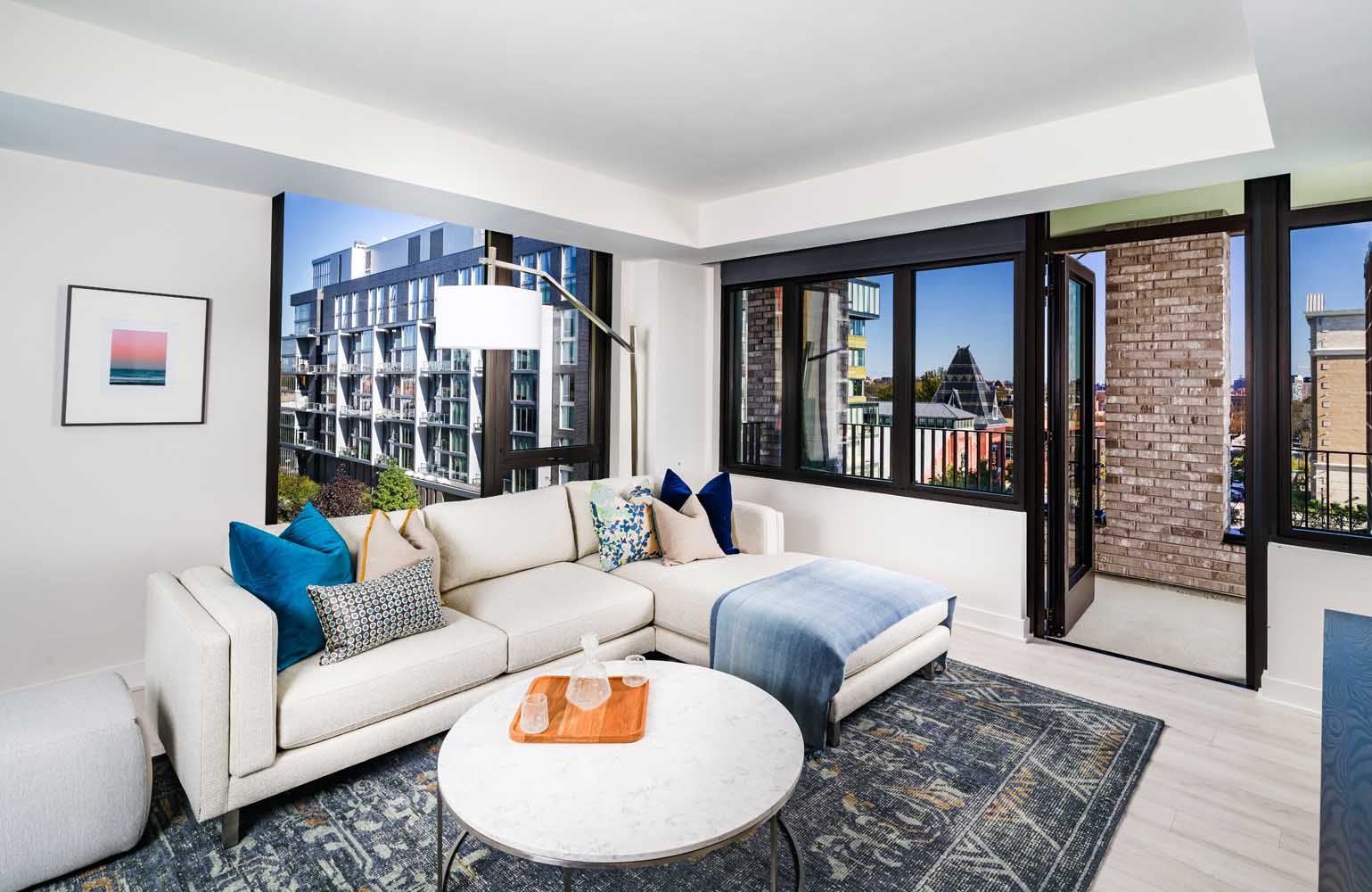 Intersect at O : Living Room