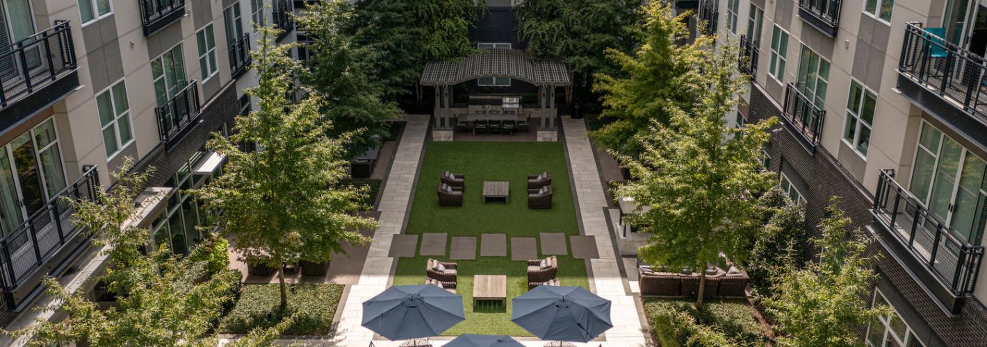 101 Cross Street : Expansive outdoor courtyard for gathering and entertaining