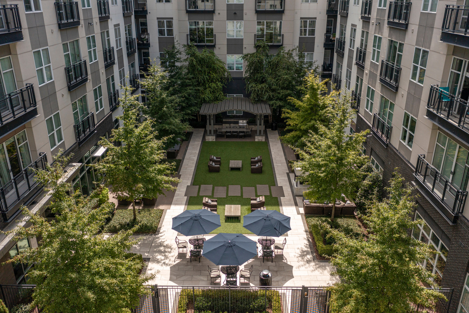 101 Cross Street : Expansive outdoor courtyard for gathering and entertaining