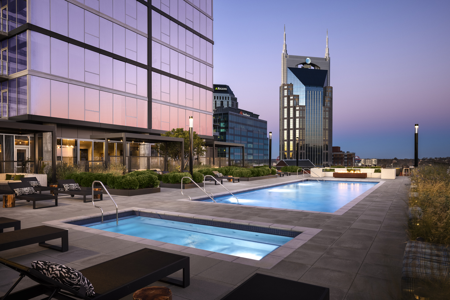 The Place at Fifth + Broadway : Access the rooftop hot tub and firepit year-round