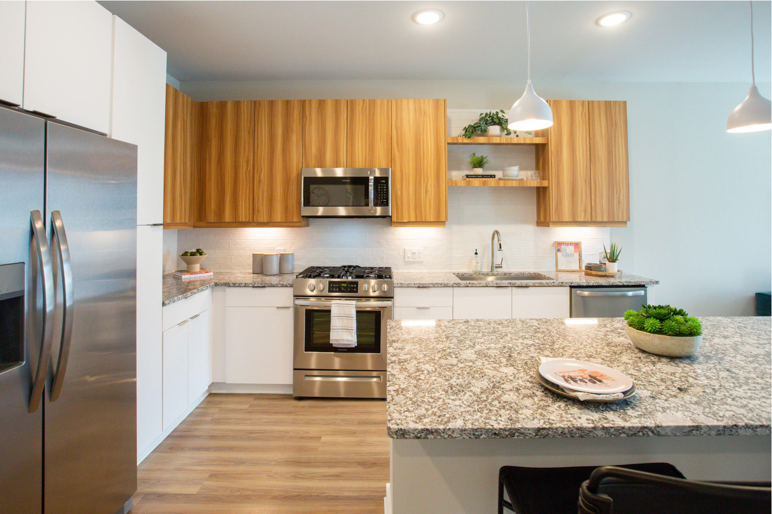 Alexan Summerhill : Stylish studio, one, and two bedroom apartment homes.
